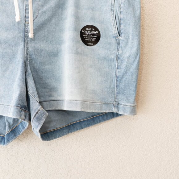 Torrid NWT 3X Light Wash Denim Shorts 5” Inseam Plus Size Weekend Soft Mid Rise - Picture 4 of 13